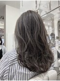 **細いハイライトを忍ばせたグレージュカラー**《山田 果奈》