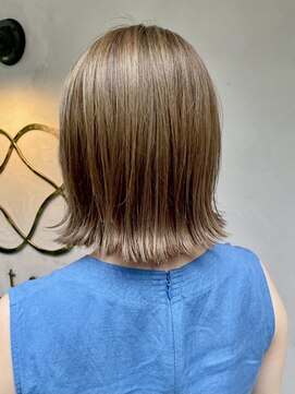 ボタンヘアー 日吉(BoTaN HAIR) 切りっぱなしボブ/外ハネ/ハイトーン/シアベージュ/日吉