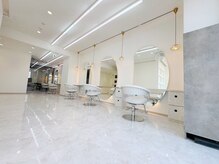 アディクト 本店 東陽町(addict)の雰囲気（白を基調とした高級感のあるフロア）