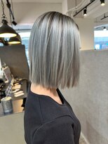 メリー オオサカ(Merly Osaka) ホワイトブルーシルバーのルーツカラー