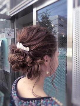 ソラ(sora) ざっくりルーズなシニョンにおくれ毛が可愛いアレンジヘア