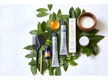 一人一人にぴったりのカラーをご提案。髪や頭皮に優しい薬剤で、傷みを感じさせない美しい仕上がりに。