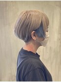 ホワイトブロンド/ミルクティー×くすみブルー/刈り上げボブ