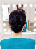 ヒャン(hyang)&nbsp;ねじりゆるふわ大人アップスタイル