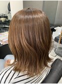 イヤリングカラー×外はねミディアム