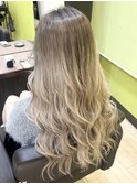 透け感グレージュの甘ふわエアリーロング