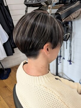 カンシャル(Kanshall) 刈り上げショート、白髪ぼかしハイライト