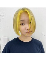 クク(QUQU)&nbsp;ホワイトベージュとレモンイエローのボブ