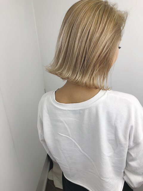 切りっぱなし大人ショートボブ外ハネボブ ブロンドヘア金髪ボブ