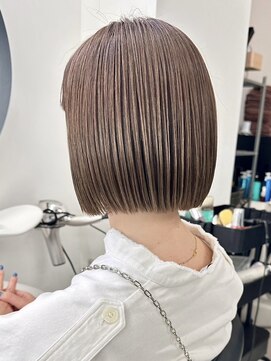 ヒビヲ(HIBIO) ショートボブミルクティーベージュブリーチダブルカラー横浜西口