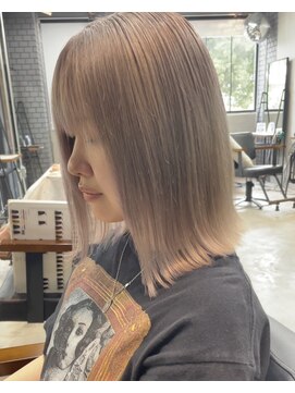 イキプラスディードットログ 大和八木駅前店(ikii+D.Log) 外ハネボブ 切りっぱなしボブ ハイトーンカラー ミニボブ
