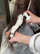 自社完全オリジナルヘアケア『Mii髪質改善トリートメント』を使用した前処理(施術の前に行うケア)