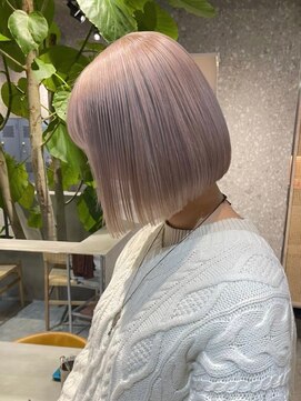 サンク 原宿 表参道(cinq) ミルクティーベージュダブルカラーケアブリーチ切りっぱなしボブ