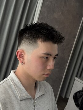 メグロバーバーショップロッポンギ 目黒六(MEGURO BARBER SHOP 6PPONGI) フェザーアップ/スキンフェード