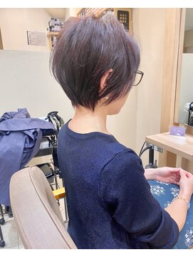 ルーチェヘアー 前上がりセンター分けショート/耳掛けOK/大人ショート