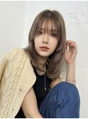 ミディアムレイヤーカット顔まわり小顔ハイライトカラー