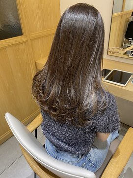 スリーオオテマエ(three. Otemae) 【three】つやつやレイヤーアッシュベージュ[天満橋/谷町]