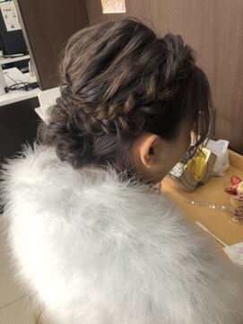 アップルーツ(Uproutes) ルーズ編み込みアレンジ