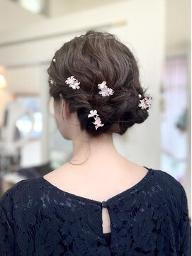 ティーズヘアイナガキイヴピアジェ 編み込みスタイル_まとめ髪_ゆるふわ