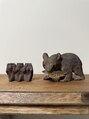美容室4月3日 「木彫りの熊」と「三猿」。古材や古道具が好きです^^
