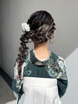 ユヌ(Une) 卒業式袴着付けヘアセットサイド編み下ろしヘアアレンジ