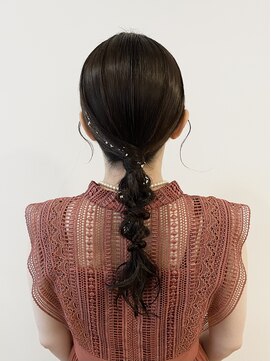 アヴェイル ヒロオ(a'vail Hiroo) タイト編みおろしヘアアレンジ 結婚式お呼ばれ二次会ヘア