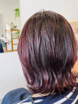 チルハウス(Chill-hus) くびれ巻きチェリーレッド×大人可愛いレイヤーボブ20代30代40代