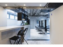ノブレス ノアール(NOBLESSE NOIR)の雰囲気（シンプルで洗練された落ち着ける店内）