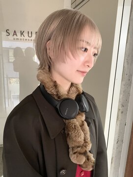 サクラ オモテサンドウ(SAKURA) ハイトーンウルフ　ブロンドベージュカラー　ミニウルフ