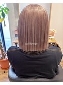 ペールベージュ×ぱっつんボブ