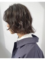 ユノ(juno)&nbsp;ミディアムパーマ　センターパート　(シルバーカラー)