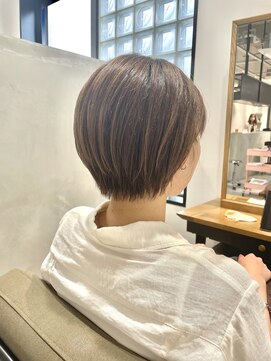 キュエム(Cuem) 【Cuem菅原】丸み耳掛けショートタイトストレートスタイル