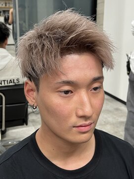 イーラ(era) ホワイトベージュ短髪アップバングハイトーン