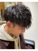 黒髪ツーブロック王道パーマモテマッシュ