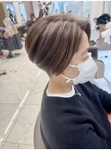 白髪染めハイライト刈り上げハンサムショート