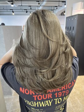 メリー オオサカ(Merly Osaka) バタフライカット × アッシュベージュ