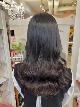 フレイストート(Frais Tout) ミディアムレイヤー/顔まわりカット/ショコラブラウン/横浜駅