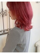 ソレイユトウキョウシブヤ(SOLEIL TOKYO shibuya)&nbsp;ミディアムレイヤー外ハネ韓国くびれヘアブリーチカシスピンク