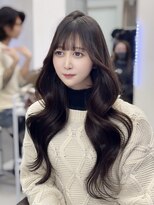 ロムーク 表参道(LOMKH)&nbsp;冬の小顔ロングレイヤーカット顔周りシールエクステブルーカラー