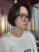 シロ(Shiro)&nbsp;メガネにも似合うシンプルミニボブ