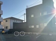 ロワンブルー(loin bleu)の雰囲気（店舗が入ってるマンションの裏側に2台分(4,5)駐車場があります♪）