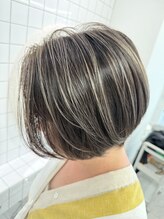 隠すから「活かす」へ。大人女性のための白髪ぼかしハイライト