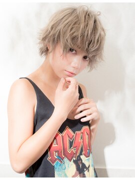 オーガスト ヘア ネイル(AUGUST hair nail) 透明感ブリーチショート/耳かけ/フォギーベージュ/イメチェン