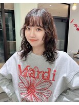 ホロ(hollo)&nbsp;ロングパーマレイヤーカットダークグレーウェーブヘア