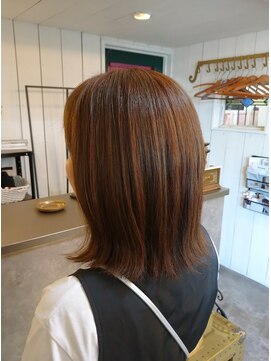 フルアヘッド(FULL A HEAD) 暖色系ブラウンカラー／外ハネ／ミディアム