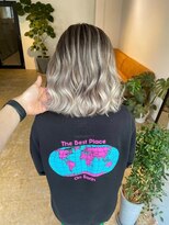 メリー オオサカ(Merly Osaka)&nbsp;グラが綺麗なバレイヤージュ_ホワイトグレージュカラー_