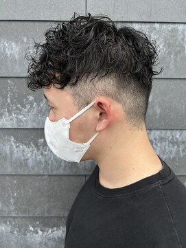 ヒュイル バイ ニアウ(Hwyl by Niau) メンズマッシュパーマ波巻スパイラルパーマニュアンスパーマ