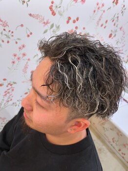ティアラ(TIARA)の写真/女性のニュアンスパーマやメンズのツイストスパイラルパーマまで対応◎幅広い年齢層から好まれるStyleへ！