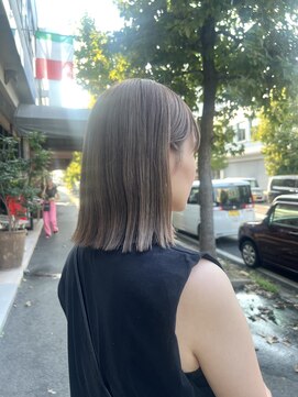 ソル(sol.) 淡めミルクティーカラーのぱつっとロブ