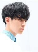 ゆるめスパイラル×グラデーション刈り上げの前下がりマッシュ